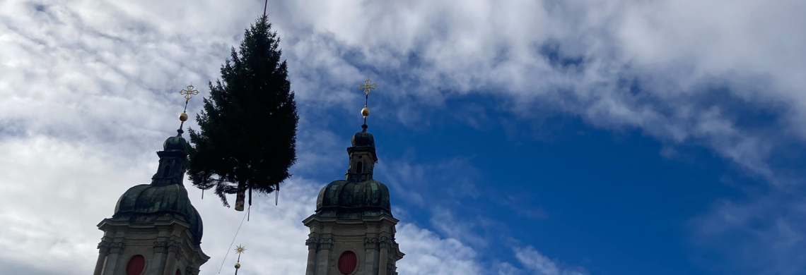 fliegender Christbaum mit den T&uuml;rmen der St.Galler Kathedrale